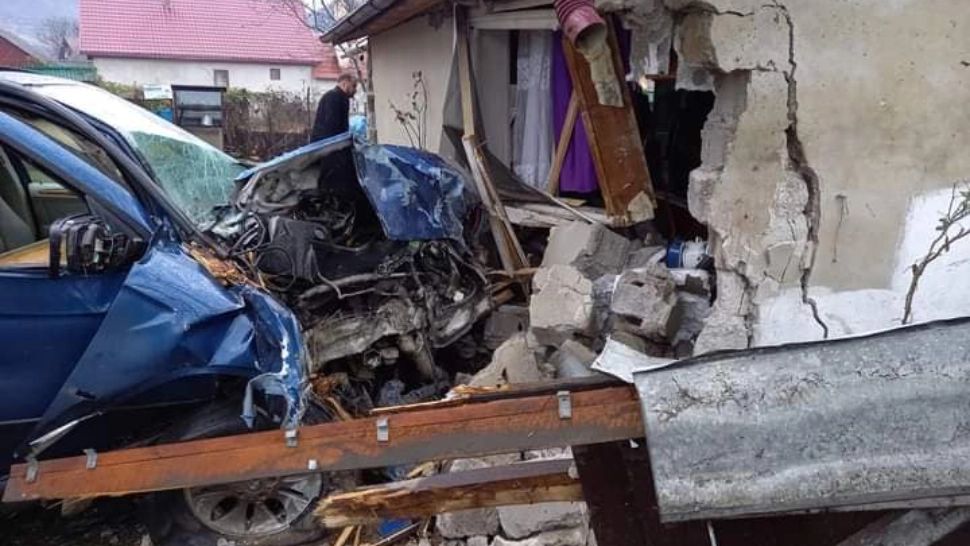 FOTO - Accident HALUCINANT, în Maramureș! Un șofer a intrat cu mașina într-o casă. Imaginile DEZASTRULUI