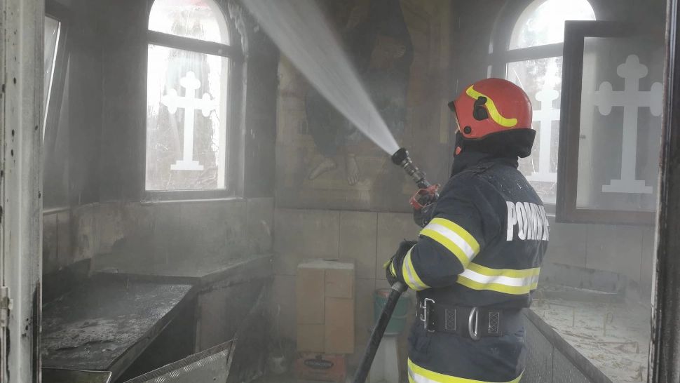 Incendiu uriaș în apropierea Mănăstirii Putna. Pompierii au intervenit cu 8 autospeciale