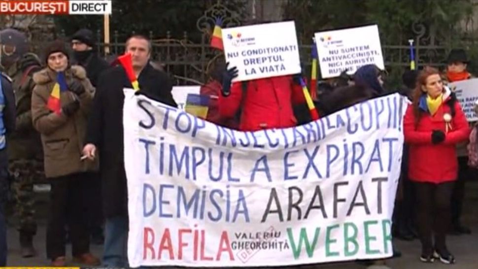 FOTO&VIDEO | PROTESTE anti-restricții și vaccinare în Capitală la peste 30.000 de infectări pe zi - Se cer DEMISII