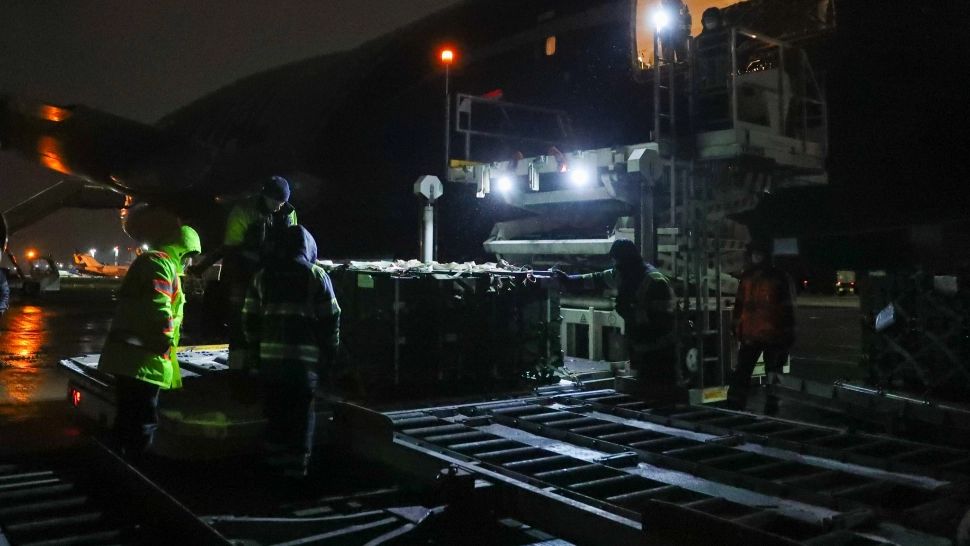 FOTO/ SUA a trimis la Kiev PRIMUL transport militar din pachetul de asistență american de 200 milioane de dolari 