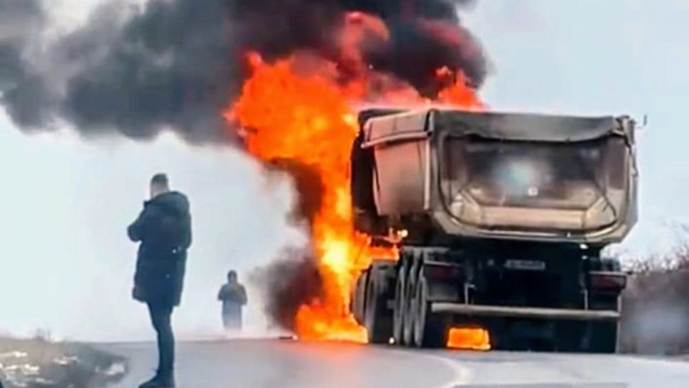 Un camion care transporta balast a luat FOC în trafic, în Galați