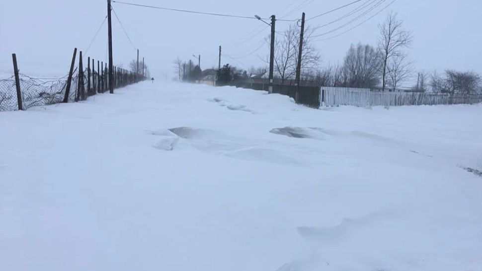 Frig și GROAZĂ! Peste 2000 de oameni din Apuseni, fără energie electrică din cauza vântului puternic. Multe drumuri din județul Alba, înzăpezite 