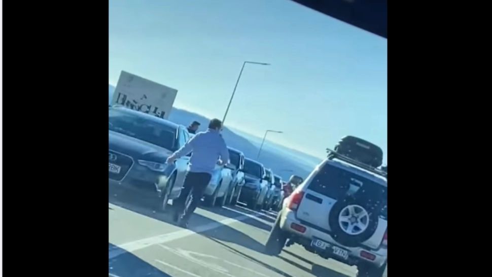 Drumul spre stațiunea Rânca, BLOCAT de mașini: Cozile se întind pe câțiva kilometri