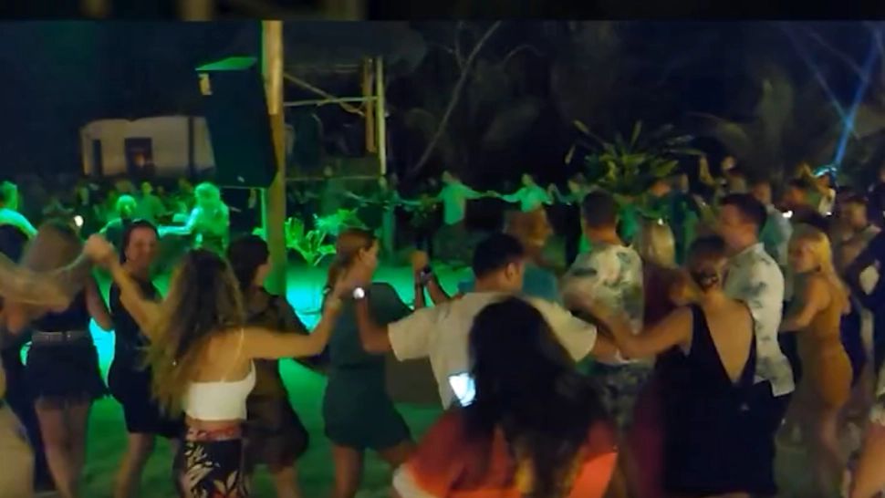 Petrecere românească în Zanzibar: Românii au încins hora printre palmieri