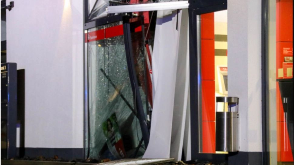 Români, arestați în Germania după ce au aruncat în aer un bancomat, în Ajunul Anului Nou