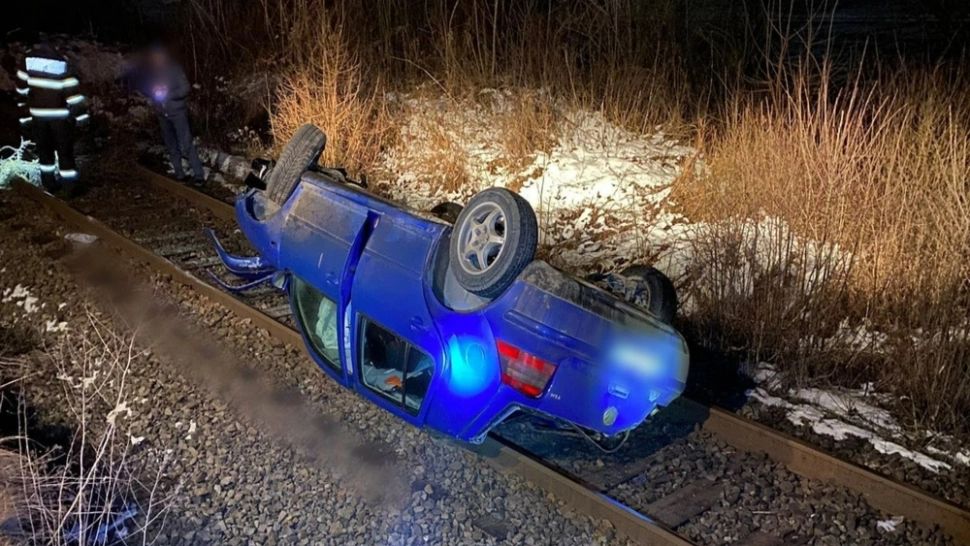 Incident feroviar extrem de grav, în Cluj: un adolescent de 16 ani s-a răsturnat cu mașina pe calea ferată