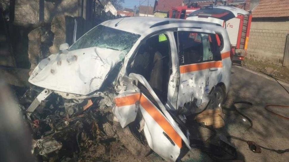 Accident GRAV pe DN12, în județul Covasna: O ambulanță a intrat într-un zid. 4 persoane au fost rănite
