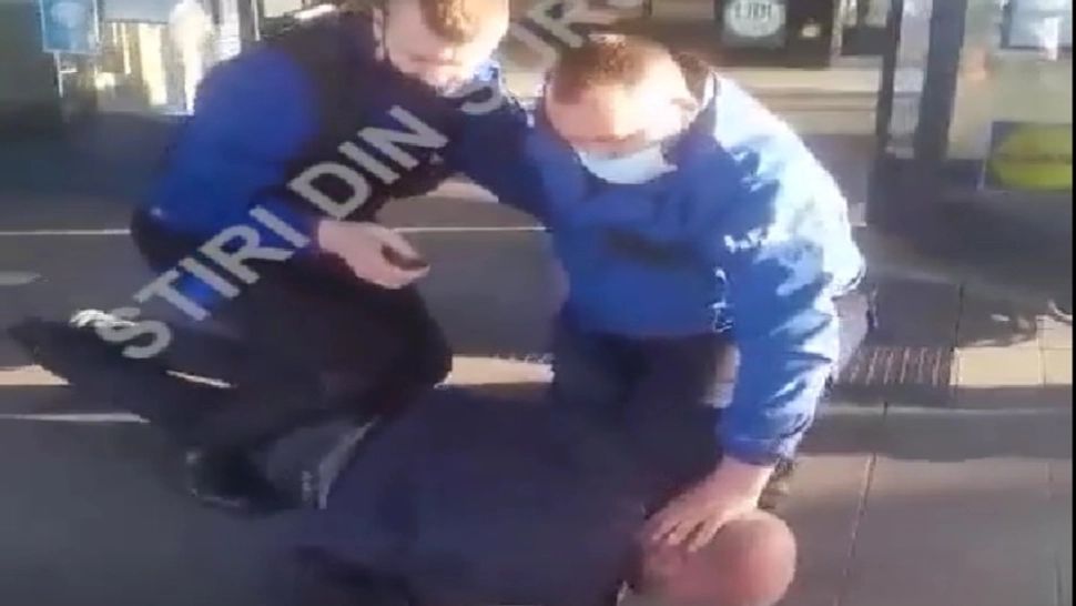 VIDEO | Bărbat călcat pe gât de agenţii de pază, într-un magazin din Buzău. Imagini cu un puternic impact emoțional