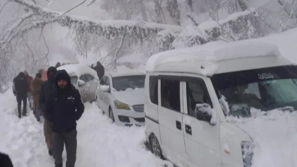 FOTO | Tragedie în Pakistan. Cel puţin 16 persoane au murit în maşinile lor din cauza unei furtuni de zăpadă