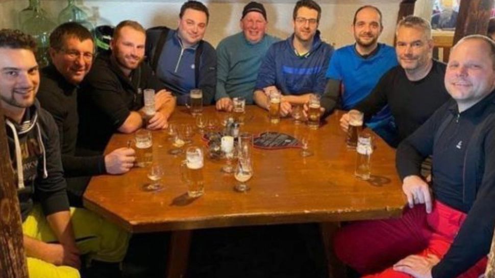 Scandal la nivel înalt în Austria! Cancelarul apare într-o fotografie, fără mască, cu o săptămână înainte de a se infecta cu Covid-19