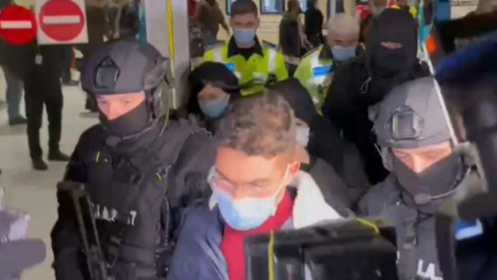 SUSPECTUL crimelor de la Iași, față în față cu pozele cadavrelor celor 2 tineri uciși! Ce reacție a avut 