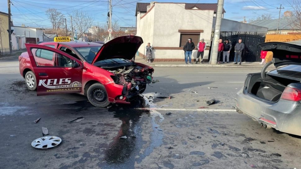 VIDEO | Accident CUMPLIT chiar în timpul examenului auto. Polițistul examinator, GRAV rănit