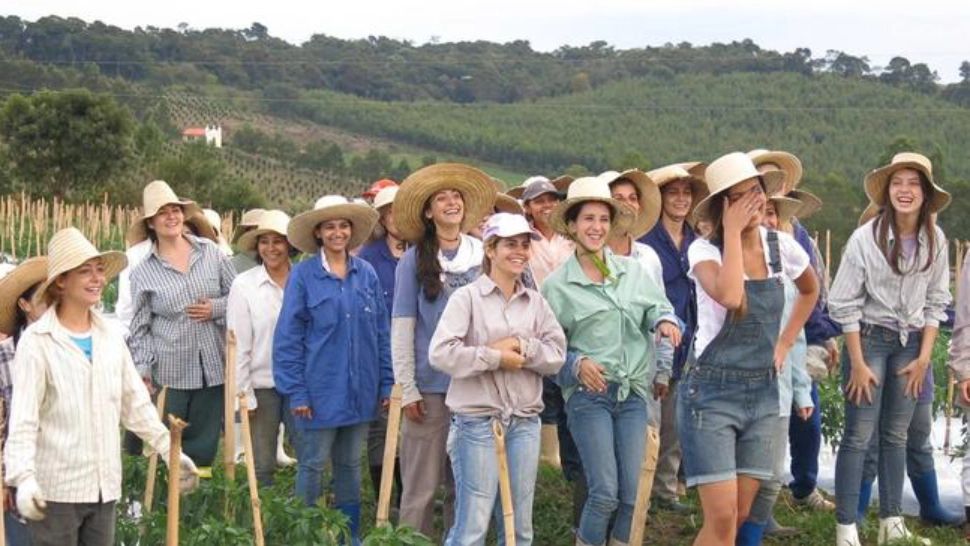 FOTO | Un oraș din Brazilia este locuit doar de FEMEI! Ce vârste au acestea și în ce condiții pot avea acces BĂRBAȚII 