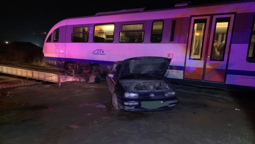 FOTO Accident feroviar în Sighişoara! O maşină a fost lovită de tren 