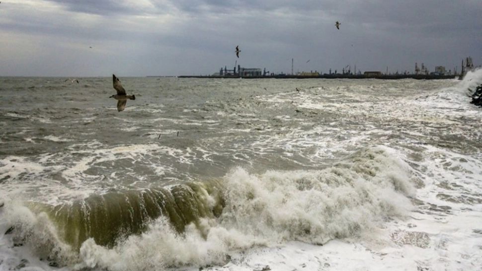 Porturi ÎNCHISE din cauza vântului puternic! Cât va dura Codul GALBEN de la malul mării