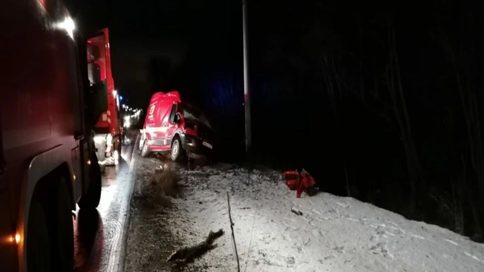 Incident șocant, în Brașov: mașină intrată într-un cap de pod, după ce o creangă s-a prăbușit peste ea - o victimă