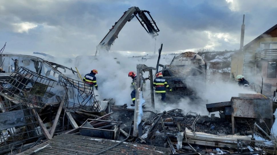 FOTO/ Atelier auto din județul Cluj, DISTRUS de un incendiu VIOLENT! O persoană a primit îngrijiri la faţa locului