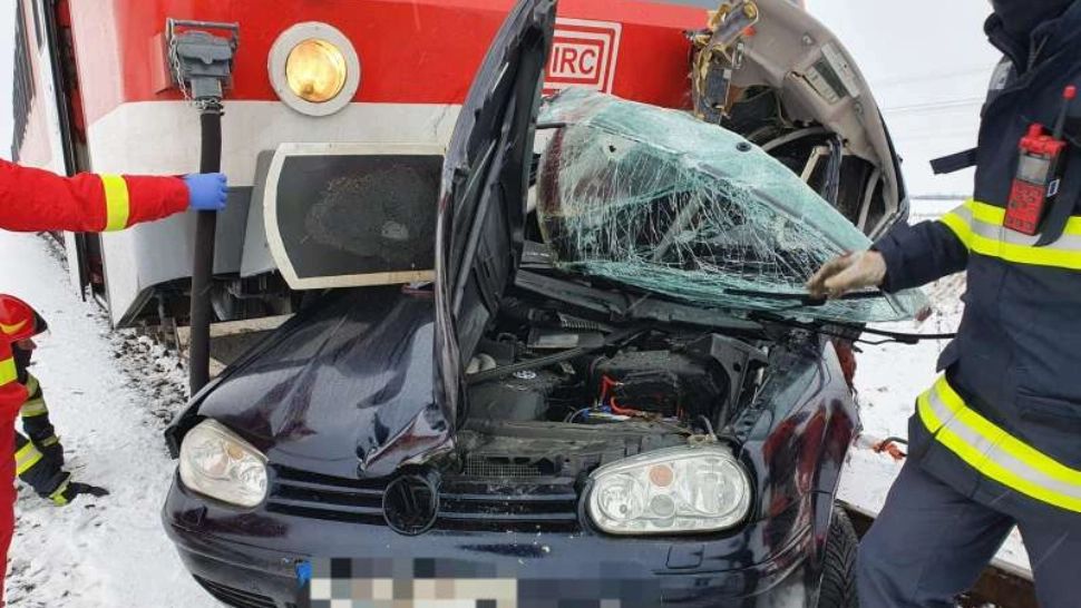 Accident teribil, în Arad: Tânără decedată după ce maşina pe care o conducea a fost spulberată de tren