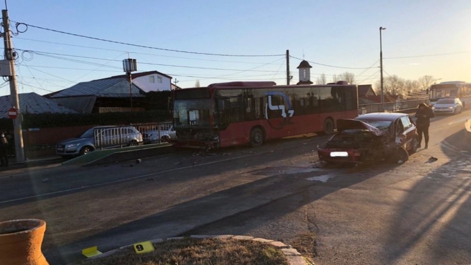 FOTO | Accident grav în Buzău: 3 victime, după ce un autobuz și o mașină s-au izbit violent