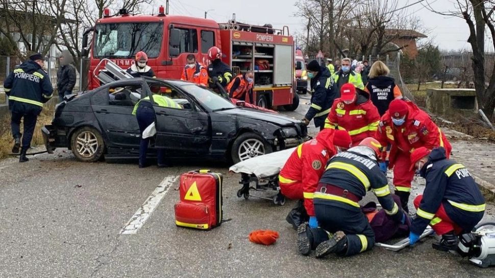 Accident teribil în Argeş: Femeie spulberată pe trecerea de pietoni. Șoferul a rămas încarcerat