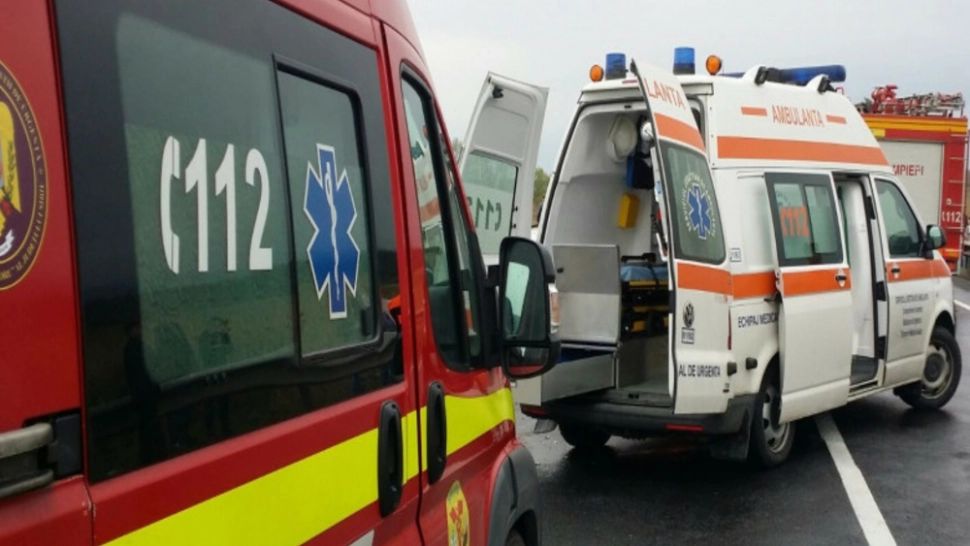 Accident între o mașină și un autocar, pe DN 22, în Cernavodă. O femeie a ajuns la spital cu răni ușoare