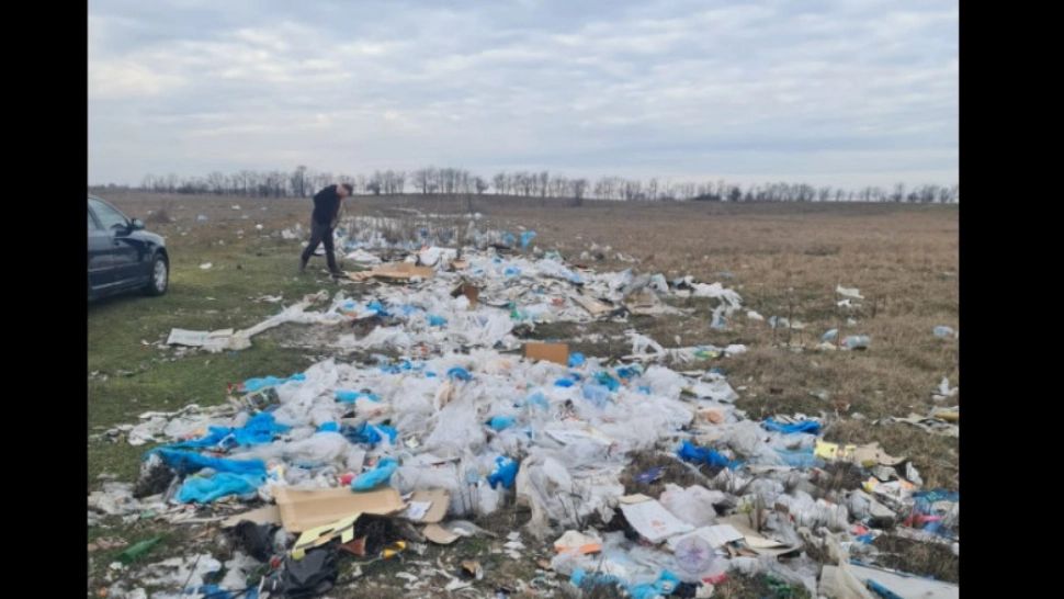 FOTO + VIDEO | Imagini dezolante în Dolj. Câmpuri sufocate de tone de gunoaie