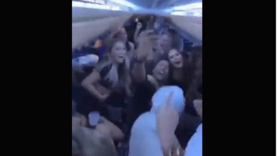 VIDEO | Petrecere într-un avion plin de pasageri, cu alcool şi fără maşti de protecţie. Ce măsuri s-au luat