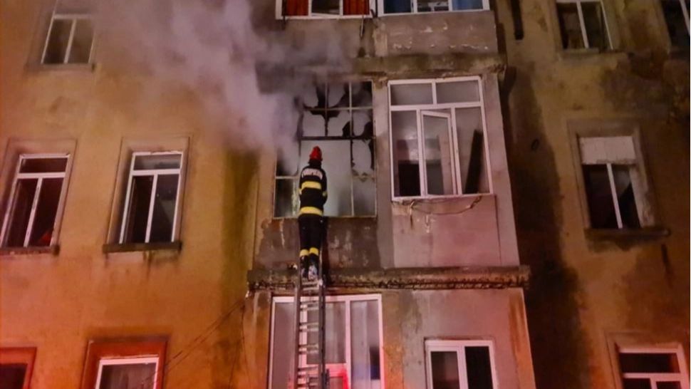 VIDEO | Incendiu VIOLENT într-un bloc din Constanța. Zeci de persoane, evacuate