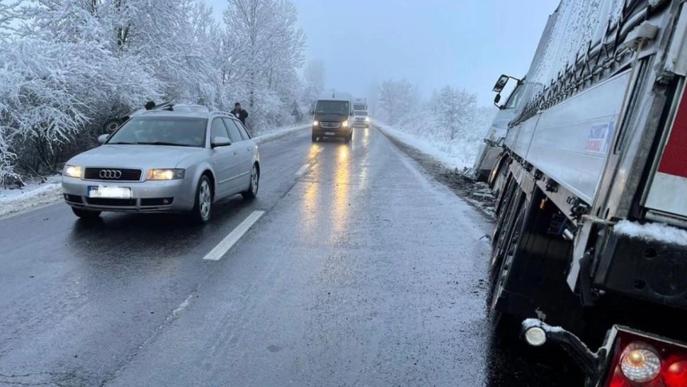 Un tânăr a murit după ce autoutilitara pe care o conducea s-a izbit de un TIR