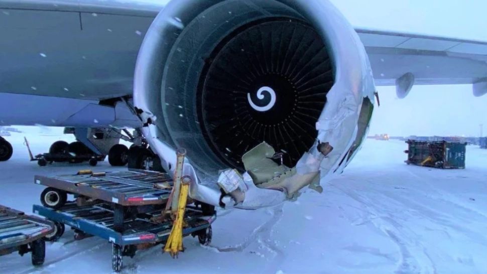 Dezastru pe aeroportul din Chicago, din cauza unei furtuni de zăpadă. Un avion uriaş intră în plin în cărucioarele de bagaje