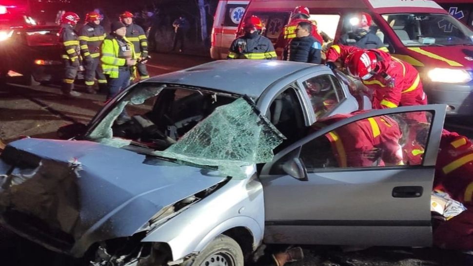 Accident grav lângă Mediaș, pe DN14, între un autoturism și un microbuz. Două persoane au ajuns la spital