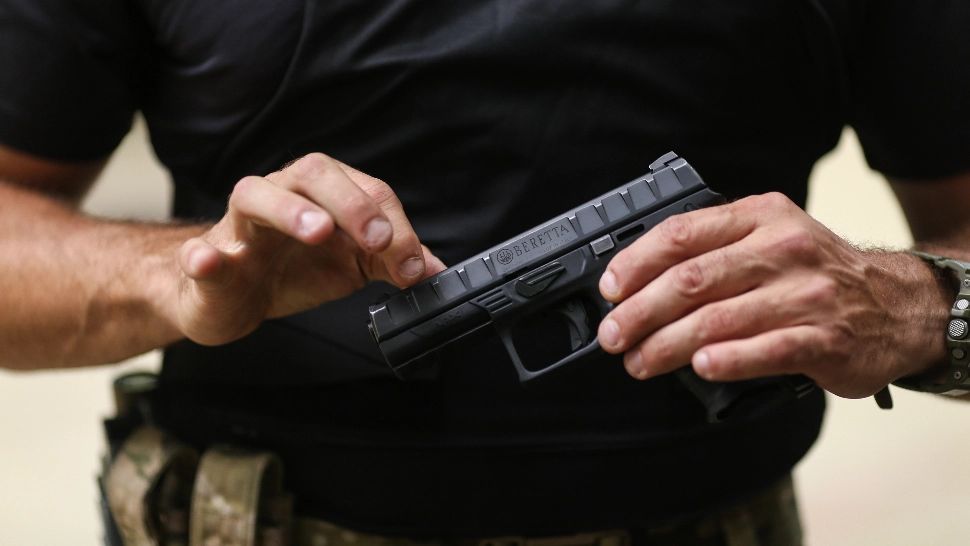 Fost cadru MAI, amendat şi lăsat fără permisul de port armă după ce a fost victima unui furt