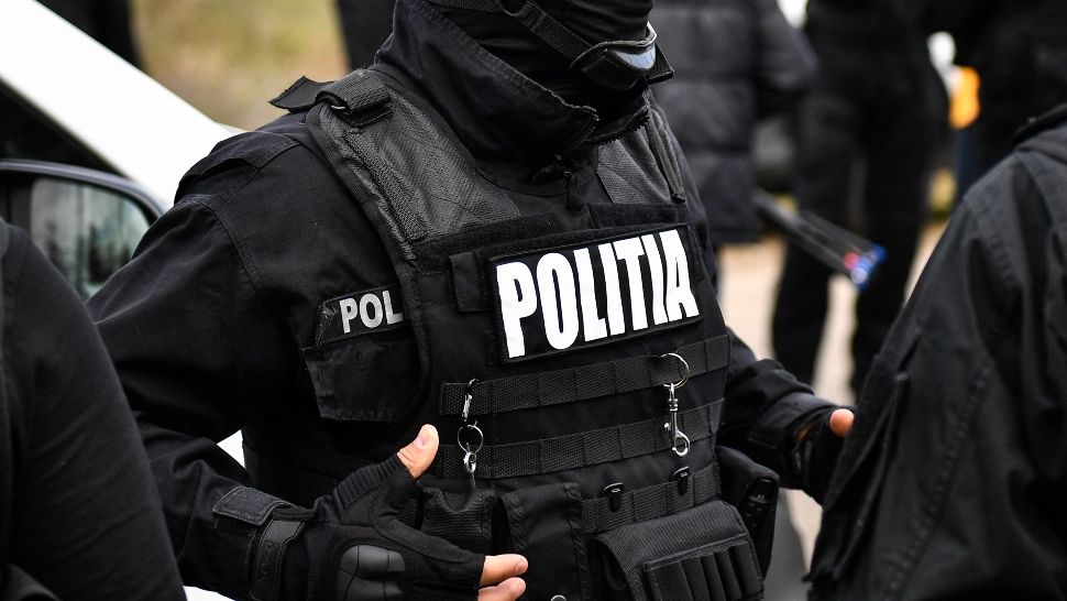 Infractori periculoși, implicați și în trafic de droguri, prinși în Capitală - Polițiștii i-au găsit... sub pat și în șifonier