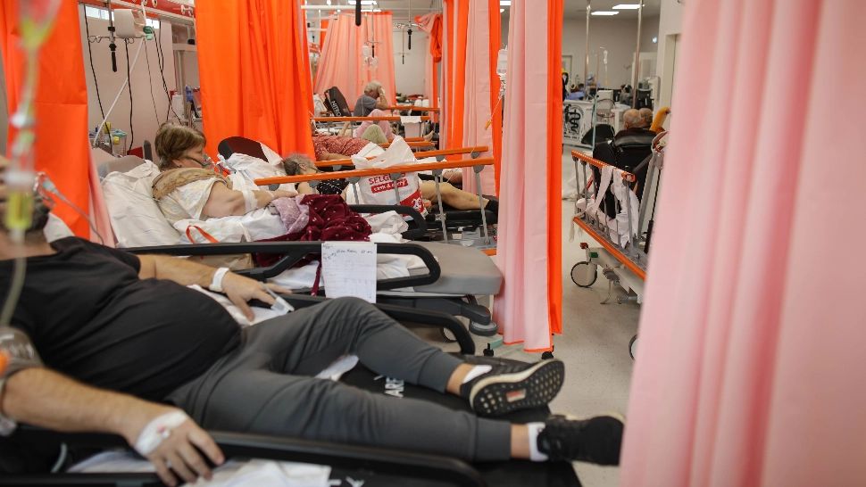 Simptomele variantei Omicron care ar putea duce la spitalizare. Avertismentul lansat de OMS