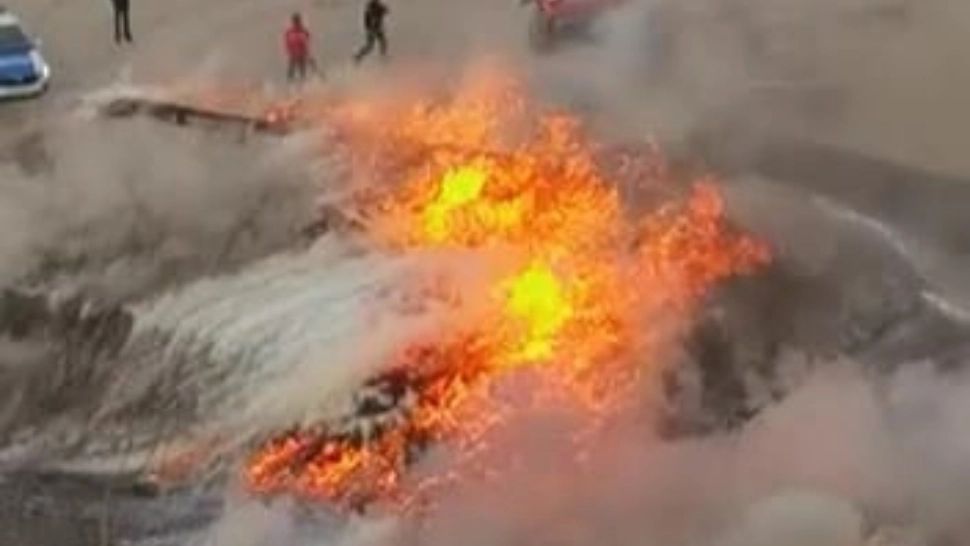 FOTO + VIDEO | Incendiu de proporții pe litoral. O terasă dezafectată a fost cuprinsă de flăcări