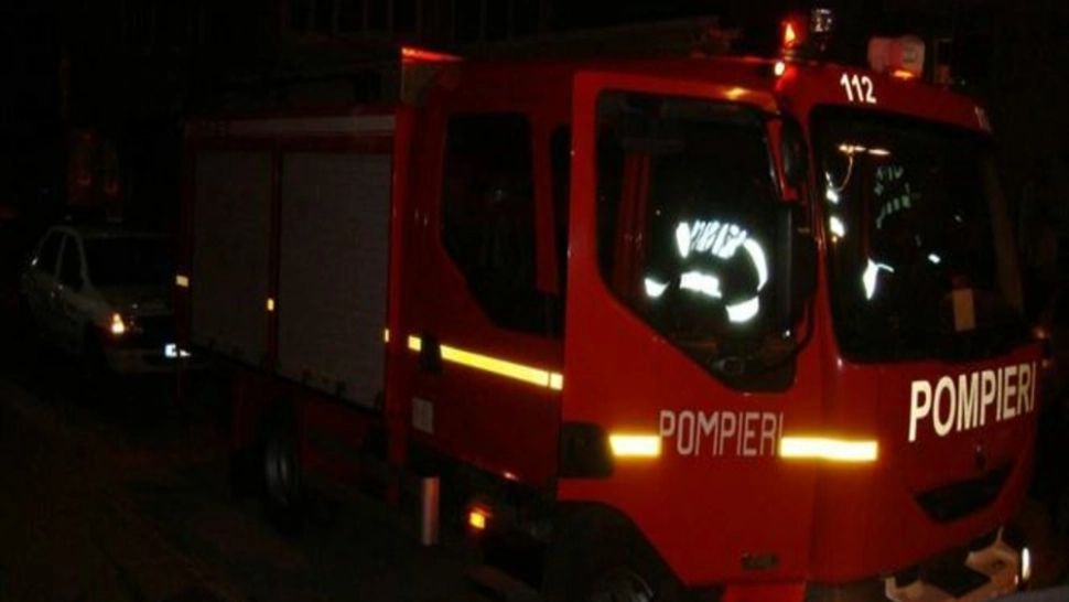 VIDEO | Incendiu violent la un service auto din Galați. Pompierii au intervenit de urgență