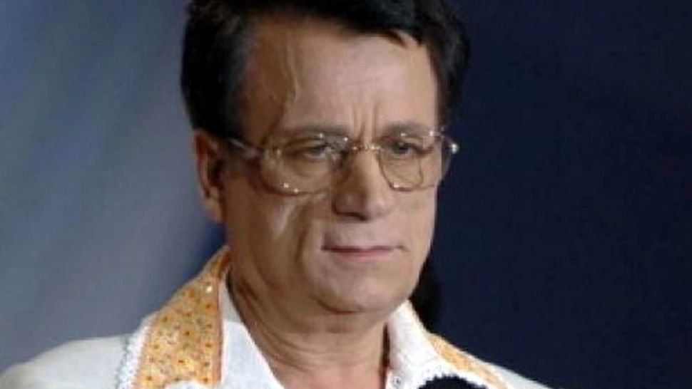 Lacrimi și flori la mormântul lui Ion Dolănescu