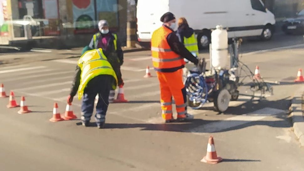 FOTO A fost nevoie de moartea unui copil pentru ca autoritățile să intervină. Se refac marcajele pe bld. Laminorului