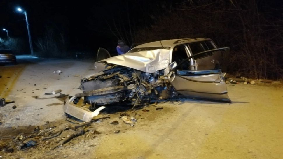 FOTO | La un pas de tragedie. O șoferiță a rămas încarcerată, după s-a izbit cu mașina de un gard din beton