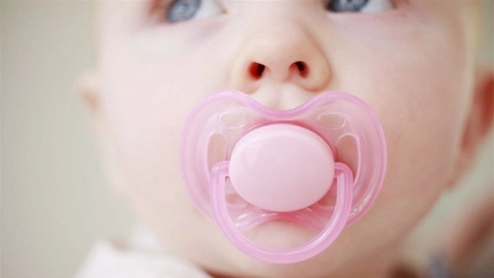 Cu suzetele Bibs de la Little Prints orice bebeluș zâmbește (P)