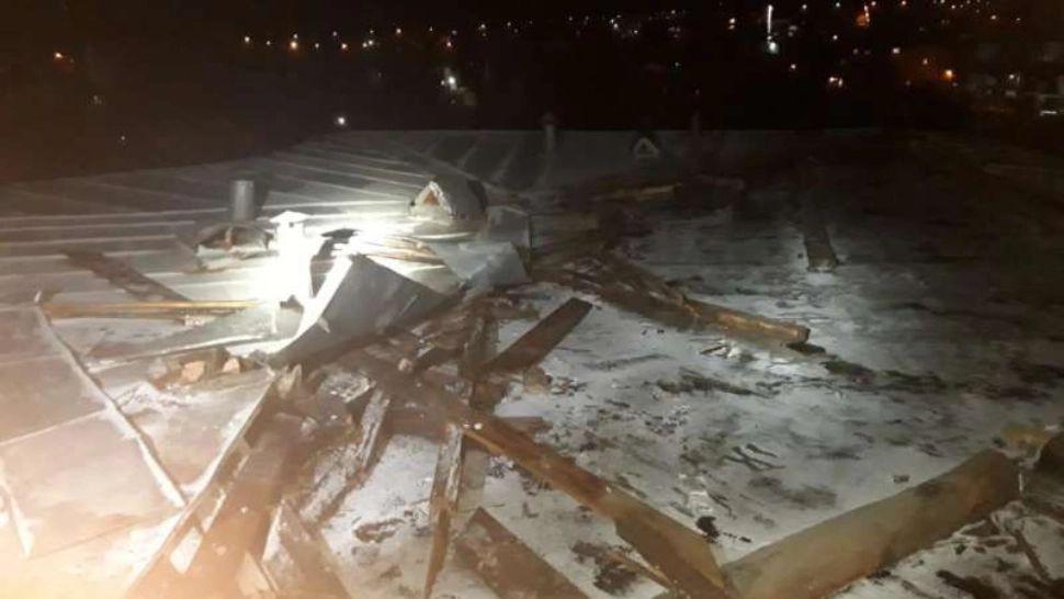 FOTO | Maşini avariate de bucăţi de acoperiş smulse de vânt, în Suceava