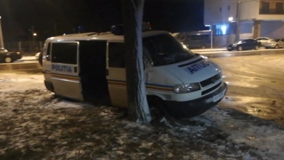Un polițist aflat în misiune a ajuns la spital după ce s-a izbit cu autospeciala de un copac, în Vaslui