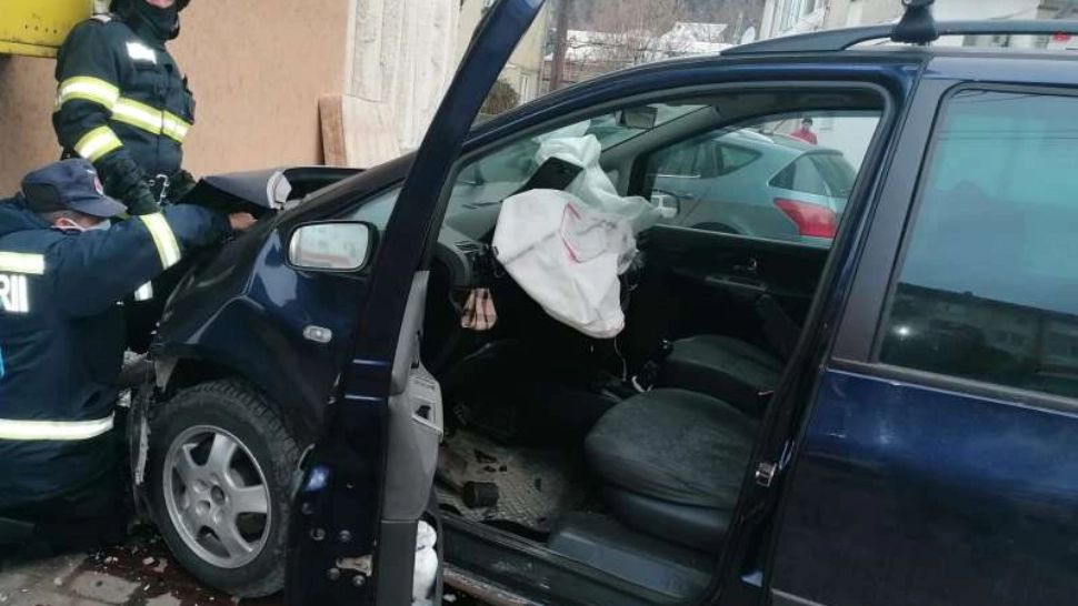 Mașină proiectată într-un bloc, în urma unui accident cumplit. Unul dintre șoferii implicați a fugit