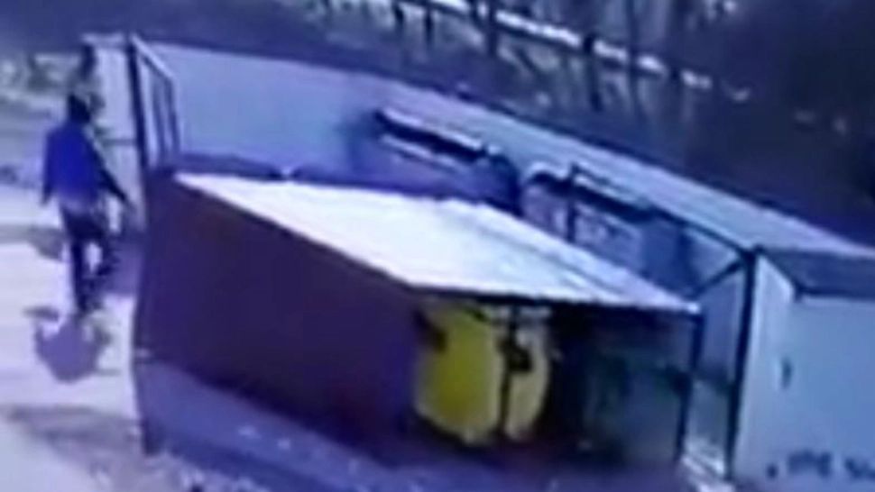 VIDEO | O femeie, la un pas de a fi STRIVITĂ de o baracă metalică răsturnată de vânt, în Gorj. Reacția primarului