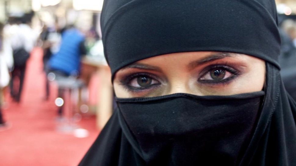 Şi-a dat vălul jos după 19 ani în care şi-a ascuns faţa. Toată lumea a rămas şocată - FOTO