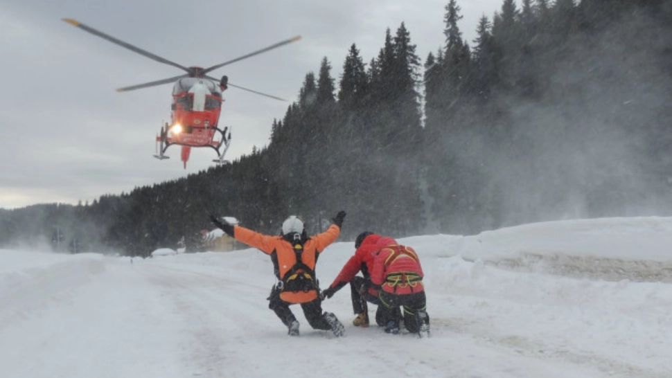 Turiști suprinși de avalanșă în zona Vârfului Negoiu, la o altitudine de 2300 de metri. În ce stare se află aceștia 