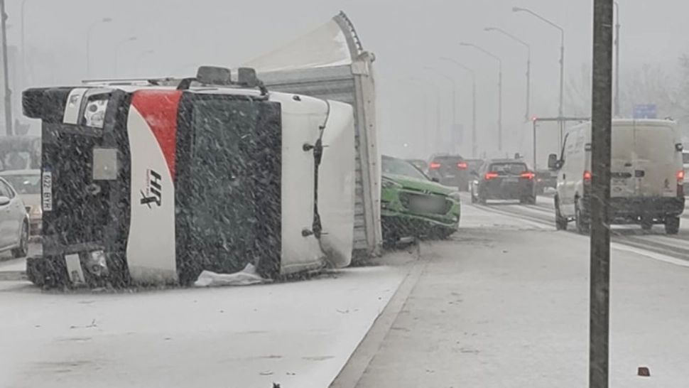 FOTO + VIDEO | Polonia, lovită de o furtună puternică. Camioane răsturnate pe șosea, zeci de mii de oameni fără curent electric
