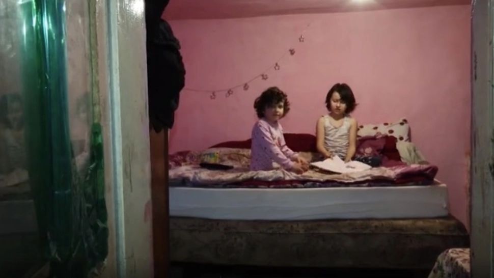 VIDEO | Poveste emoționantă: Copilăria pierdută a două surori abandonate de mamă 