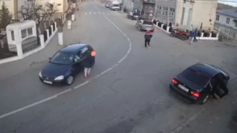 VIDEO | Reglare de conturi, în plină stradă, în Dâmbovița. Șofer atacat cu spray lacrimogen