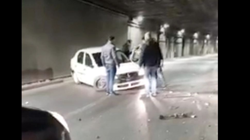 FOTO | Accident rutier în Pasajul Unirii din București. O mașină s-a izbit de parapet 